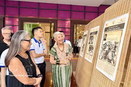 Visitantes a la exposición. Foto: VNA