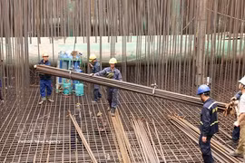 Los contratistas están llevando a cabo trabajos de construcción en el importante proyecto del puente Tu Lien. (Foto: VNA)
