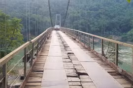 Muchos puentes colgantes están degradados, lo que plantea posibles riesgos de seguridad (Foto: baochinhphu.vn)