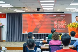 El redactor jefe del periódico Nhan Dan, Le Quoc Minh, interviene en la presentación del programa artístico y político “La Patria en el corazón”. (Foto: VNA)