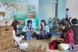 Producción de artesanía según el modelo de economía verde. (Foto: nhandan.vn)