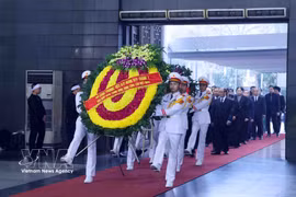 Una delegación del Comité Central del Partido Comunista de Vietnam, encabezada por el primer ministro Pham Minh Chinh, rindió homenaje al exvicepresidente del Consejo de Ministros, Doan Duy Thanh. (Foto: VNA)