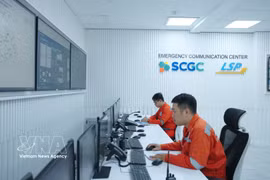 Centro de monitoreo y coordinación de respuesta a emergencias en funcionamiento continuo las 24 horas del día en el complejo petroquímico Long Son, de la empresa Long Son Petrochemicals, en Ciudad Ho Chi Minh. (Foto: VNA)