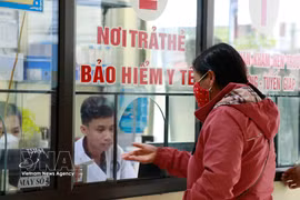 Habitantes realizan el registro para consultas y tratamientos médicos con tarjetas de seguro médico en el Centro Médico de la comuna de Van Chan de la provincia de Lao Cai. (Foto: VNA)