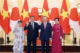El secretario general del Partido Comunista de Vietnam, To Lam, y el primer ministro de Japón, Ishiba Shigeru, junto con sus respectivas esposas. (Foto: VNA)