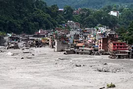 Edificios dañados y rodeados de una gruesa capa de lodo y rocas a lo largo del río Trishuli tras una inundación repentina, en Katmandú, el 29 de agosto de 2026. (Foto: ANI/VNA)