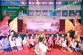El 12 de abril de 2025, el Colegio de Hue organiza un programa para celebrar el tradicional Año Nuevo Bunpimay 2025 de Laos para unos 300 laosianos que estudian y viven en la ciudad de Hue. (Foto: VNA)