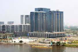 Edificios comerciales en alquiler con oficinas y apartamentos de lujo en la zona urbana de Thu Thiem, ciudad de Thu Duc. (Foto: VNA)