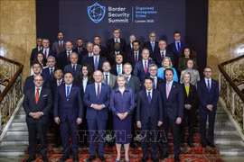 Los delegados a la Conferencia se tomaron fotografías de recuerdo en Lancaster House en Londres (Foto: VNA)