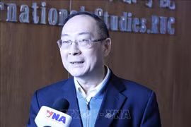 El profesor Jin Canrong, vicepresidente de la Academia de Relaciones Internacionales de la Universidad Renmin de China, durante una entrevista con corresponsales de la Agencia Vietnamita de Noticias en Beijing (Fuente: VNA)