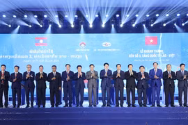 El presidente vietnamita Luong Cuong, el secretario general y presidente de Laos, Thongloun Sisoulith, y los delegados asistieron a la ceremonia de inauguración del muelle Nº 3 del Puerto Internacional Laos-Vietnam. (Foto: VNA)