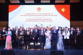El secretario general del Partido Comunista de Vietnam, To Lam, y el presidente del Senado de Indonesia, Sultan Bachtiar Najamudin, entregaron flores a los artistas. (Foto: VNA)