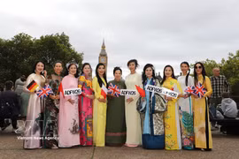 Las participantes en el desfile posan ante el famoso Big Ben, en Londres (Reino Unido). Foto: Huu Tien/VNA