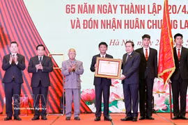 El presidente de la Asamblea Nacional, Tran Thanh Man, entregó la condecoración al Consejo de Asuntos Étnicos