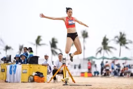 Ha Thi Thuy Hang compite durante la final de salto de longitud femenino en atletismo de playa en los sextos Juegos Asiáticos de Playa, en Sanya, provincia de Hainan, al sur de China, el 24 de abril. (Foto: Xinhua/VNA)