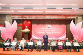 El secretario general del Partido Comunista y presidente de Vietnam, To Lam, entrega los certificados a los militantes veteranos que reciben la insignia de 80 años de militancia del Partido. (Foto: VNA)