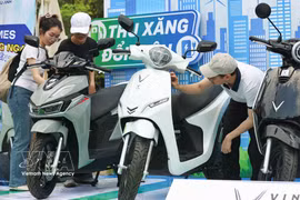 En el marco del “Día de la Transición Verde 2026”, celebrado en el Parque Cau Giay (barrio de Cau Giay, Hanoi), se llevan a cabo actividades de exhibición y experiencia de vehículos eléctricos, junto con un programa de asesoramiento y apoyo para la conversión de motocicletas de gasolina a eléctricas. (Foto: VNA)