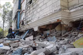 Los socorristas se acercaron al lugar de las zonas residenciales afectadas por el terremoto en la la capital de Myanmar, Naypyidaw. (Foto: VNA)