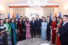 El primer ministro vietnamita, Pham Minh Chinh, recibe a funcionarios y empleados de la Embajada de Vietnam en la República Checa. (Fuente: VNA)