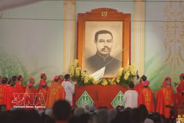El retrato del recién proclamado beato Francisco Javier Truong Buu Diep es presentado ante decenas de miles de fieles durante la ceremonia de beatificación celebrada en el santuario de Tac Say, en la provincia de Ca Mau. (Foto: VNA)