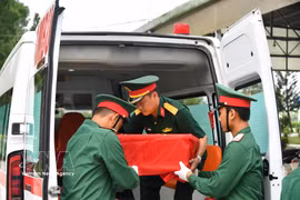 Soldados trasladan las muestras de restos de mártires para su análisis de ADN. (Foto: VNA)