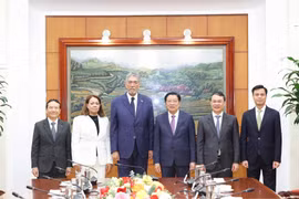 El jefe de la Comisión de Asuntos Internos del Comité Central del Partido Comunista de Vietnam, Phan Dinh Trac (tercero desde la derecha), recibe a Miguel Mejía, (tercero desde la izquierda) secretario general del Movimiento Izquierda Unida de la República Dominicana. (Foto: VNA)