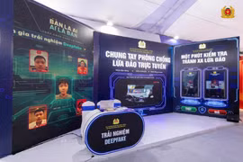 La exposición combina tecnologías digitales, modelos de simulación y actividades prácticas para acercar a la población a los conocimientos sobre seguridad de la información de una manera dinámica y fácil de comprender. (Foto: Vietnam+)