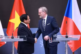 El primer ministro vietnamita, Pham Minh Chinh, y su homólogo checo, Petr Fiala, se reunieron con la prensa para anunicar los resultados de sus conversaciones. (Foto: VNA)