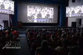 Los participantes en la proyección del documental (Foto: VNA)