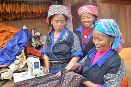 Trajes tradicionales de la etnia Mong brillan en la comuna de Suoi Giang