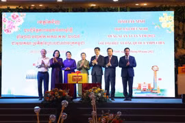 Samdech Men Sam An, miembro del Consejo Asesor Superior del Rey Norodom Shihamony, vicepresidenta del Partido Popular de Camboya, titular de la Asociación de Amistad Camboya-Vietnam (cuarto puesto) entregó obsequios a los líderes y ex líderes de la provincia de Tay Ninh. (Fuente: VNA)