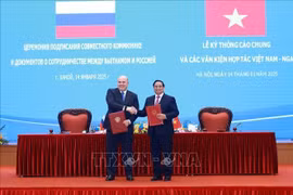 El primer ministro vietnamita, Pham Minh Chinh, y su homólogo ruso, M.V. Mishustin, firmaron un comunicado conjunto sobre las resultados de la visita oficial del jefe del Gobierno ruso. (Fuente: VNA)