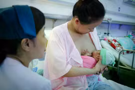 Atención a la salud materna e infantil en un hospital en Da Nang (Foto: OMS)