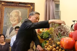 El secretario general del Partido Comunista de Vietnam (PCV), To Lam, ofrece flores e incienso en memoria del General Vo Nguyen Giap en su casa privada (Foto: VNA)