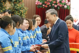 El secretario general del Partido Comunista de Vietnam, To Lam, felicita a trabajadores de Hanoi (Fuente: VNA)