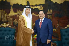 El primer ministro vietnamita, Pham Minh Chinh, recibe al embajador emiratí, Bader Abdullah Almatrooshi. (Foto: VNA)