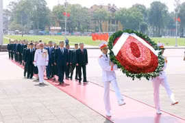 El secretario general del Partido Comunista de Vietnam, To Lam, y el secretario general del Partido Comunista y presidente de China, Xi Jinping, rinden homenaje al Presidente Ho Chi Minh. (Foto: VNA)