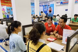 Asesoramiento sobre empleos para trabajadores en el Centro de Servicios de Empleo de Hanoi. (Foto: laodongthudo.vn)