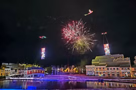 Espectáculo de drones que recrea las figuras del Dragón y el Fénix en el cielo de Hoi An. (Foto: VNA)