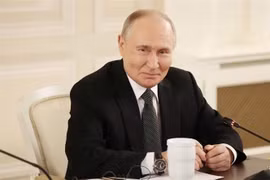 El presidente ruso, Vladímir Putin, en la reunión con jefes de delegaciones de las agencias de noticias OANA y representantes de importantes agencias de medios de comunicación de todo el mundo. Foto: VNA.