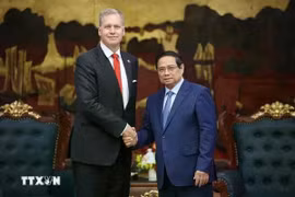 El primer ministro de Vietnam, Pham Minh Chinh, recibe al presidente y director ejecutivo del Grupo Excelerate Energy (Estados Unidos), Steven Kobos. (Foto: VNA)