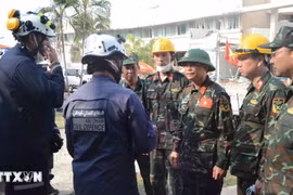 La delegación del Ejército Popular de Vietnam discute los planes para acercarse a la ubicación de las víctimas con la fuerza de rescate de los EAU. (Foto: VNA)