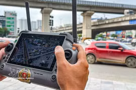 Un técnico controla un UAV para supervisar la situación del tráfico en la zona de la Circunvalación 3, en el tramo entre las calles Nguyen Xien y Nguyen Trai. (Foto: VNA)