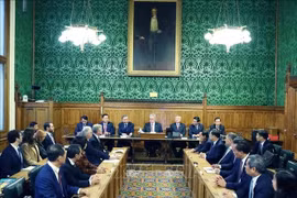 Durante el encuentro entre el secretario general To Lam y el Grupo Parlamentario multipartidista del Reino Unido para Vietnam en Londres (Foto: VNA)