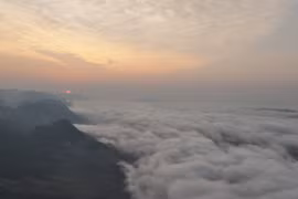 Turistas cazan nubes en la meseta vietnamita de Moc Chau (Foto: VNA)