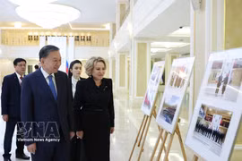 El secretario general del Partido Comunista y presidente de Vietnam, To Lam, y la presidenta del Consejo de la Federación (Senado) de la Asamblea Federal de Rusia, Valentina Matvienko, observan una exposición fotográfica sobre las relaciones entre ambos países. (Foto: VNA)