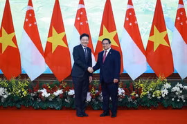 El primer ministro de Vietnam, Pham Minh Chinh, y su homólogo singapurense, Lawrence Wong. (Foto: VNA)
