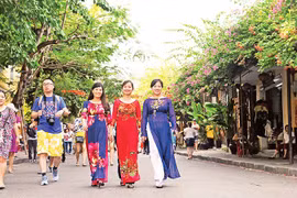 Los turistas visitan el casco antiguo de la ciudad de Hoi An, provincia de Quang Nam. (Foto: nhandan.vn)