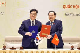 El presidente de la Asamblea Nacional de Vietnam, Tran Thanh Man, y el entonces presidente de la Asamblea Nacional de Corea del Sur, Woo Won Shik, firman un Memorando de Entendimiento sobre la cooperación. Foto: VNA