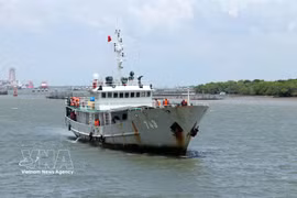 El buque 743 traslada al pescador Truong Van Chung de regreso al puerto al mediodía del 18 de agosto de 2026. Foto: Doan Manh Duong/VNA